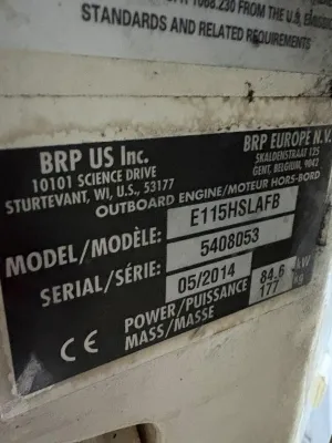 close-up van motortypeplaat met gegevens