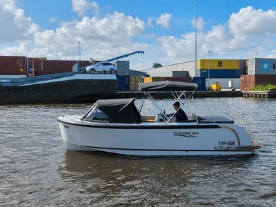tender op rivier bij containerkade