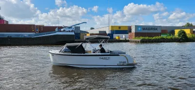 tender op rivier bij containerterminal