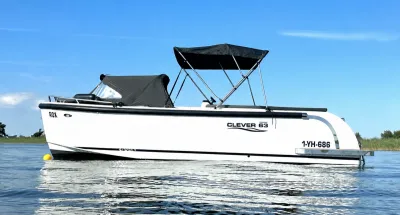 witte tender op rustig water met bimini
