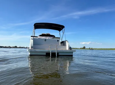 achteraanzicht tender op water