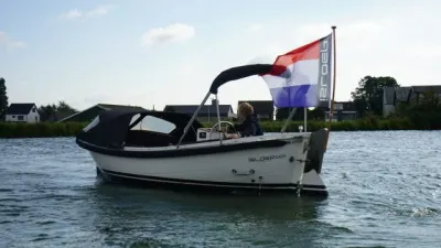 witte sloep op het water