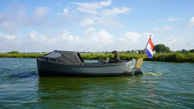 sloep op water met bestuurder