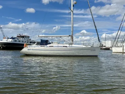 zeiljacht afgemeerd in haven