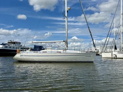 zeiljacht aangemeerd in jachthaven