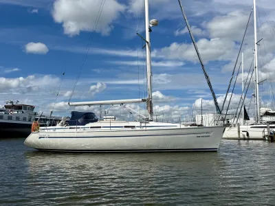 zeiljacht afgemeerd in jachthaven