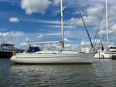 zeiljacht afgemeerd in de haven
