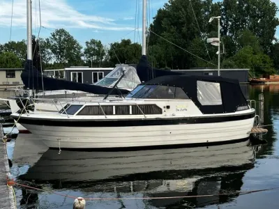 motorboot afgemeerd in jachthaven