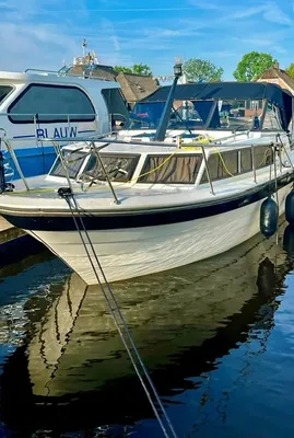 motorboot aangemeerd in haven