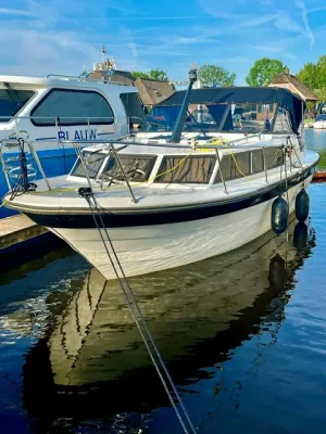 motorboot aangemeerd in jachthaven
