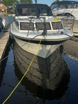 motorboot afgemeerd in jachthaven