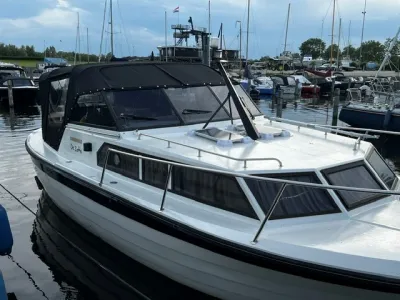 motorboot afgemeerd in een jachthaven