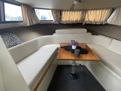 interieur salon met zitbank en tafel