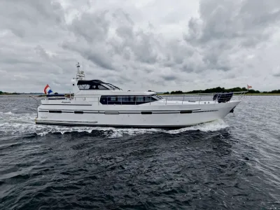 wit motorjacht varend op open water
