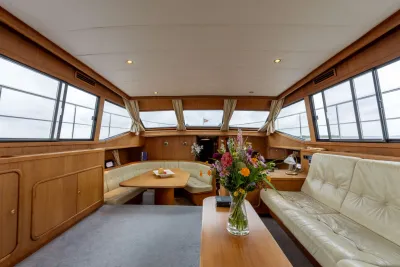 saloninterieur met zitgedeelte en bloemen