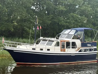 motorjacht op stil water bij bomen