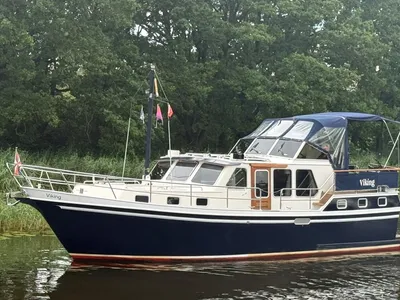 motorjacht in rustig water langs oever