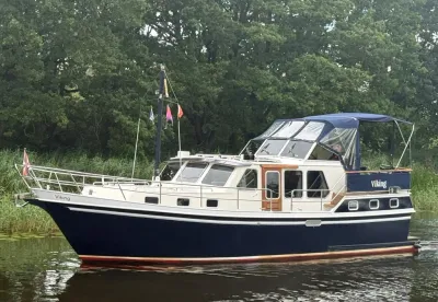 motorjacht in rustig water langs oever
