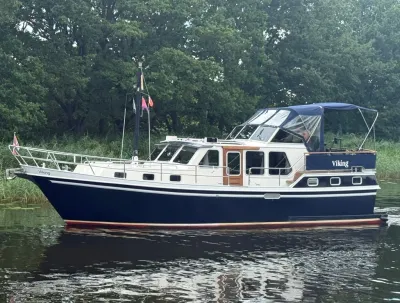 motorboot op rustig water bij bomen