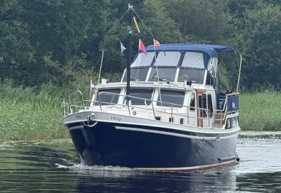 motorkruiser op rustig water