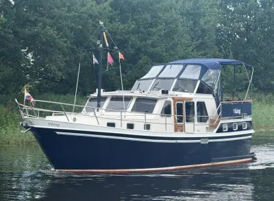 motorkruiser op rustig water
