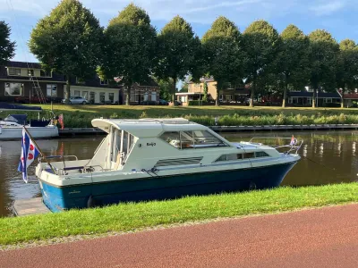 motorboot afgemeerd in kanaal