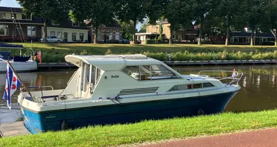 motorboot aan de kade met bomen op achtergrond