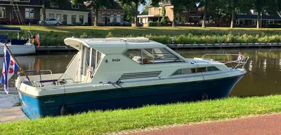 motorboot afgemeerd in kanaal