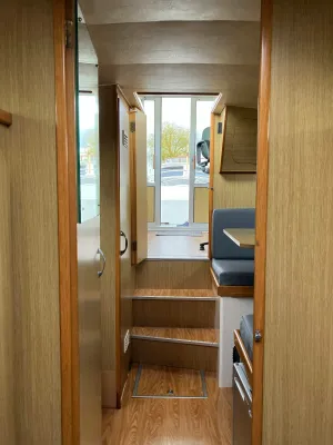 interieur met gang en schuifdeur