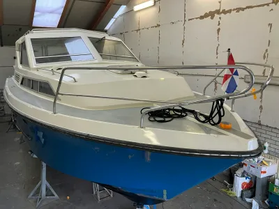 motorboot in opslagloods