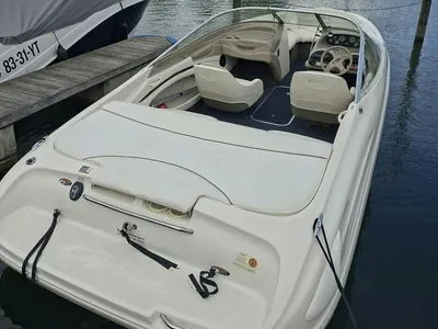 Boot in jachthaven, vooraanzicht