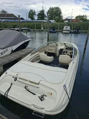 Boot in jachthaven, vooraanzicht