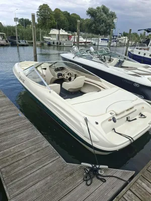 open speedboot aangemeerd in jachthaven