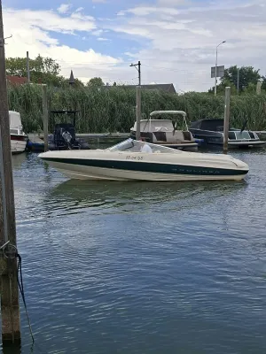 open bowrider boot aan kade