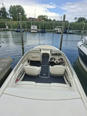 cockpit van speedboot in ligplaats