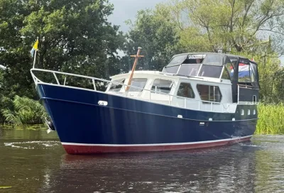 motorjacht varend op binnenwater