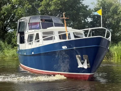 blauw motorjacht op binnenwater
