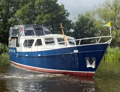 blauw motorjacht op rustig water