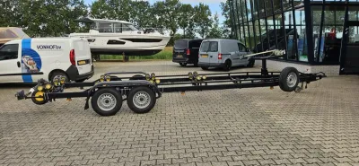 Zwarte boottrailer op parkeerterrein
