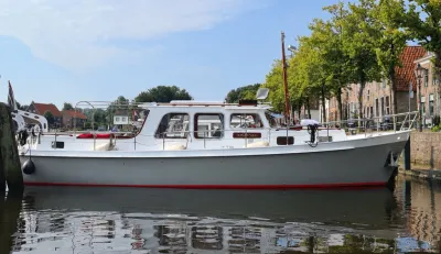 witte motorboot aangemeerd in stad