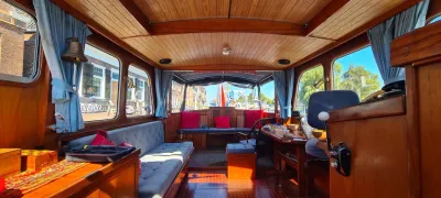 kajuitinterieur met houten afwerking en zitbank