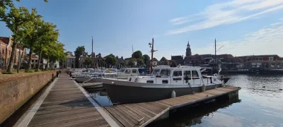 jacht afgemeerd in haven