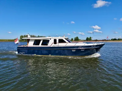 motorjacht op het water, zijaanzicht