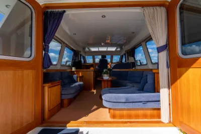 interieur van motorjacht met salon en stuurstand