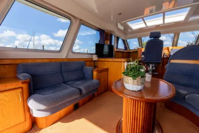 saloninterieur met tafel, bank en stuurstoel