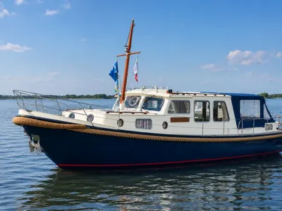 klassiek motorjacht op kalm water