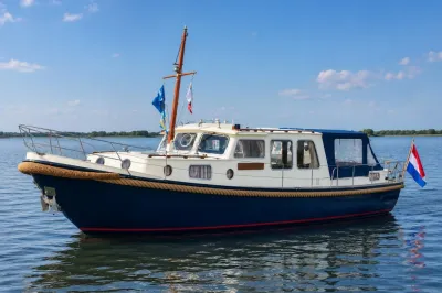 klassiek motorjacht op kalm water