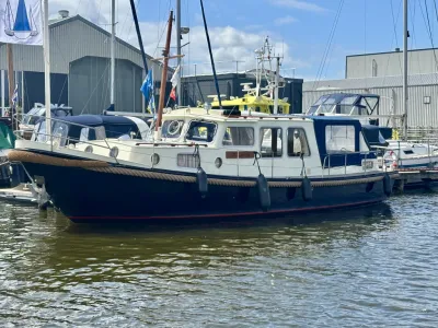 klassiek motorjacht afgemeerd in haven