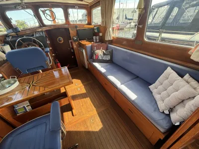interieur van jacht met zithoek en stuurstand