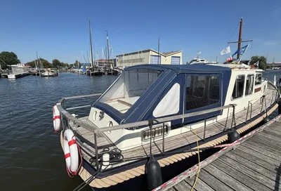 motorjacht afgemeerd naast steiger